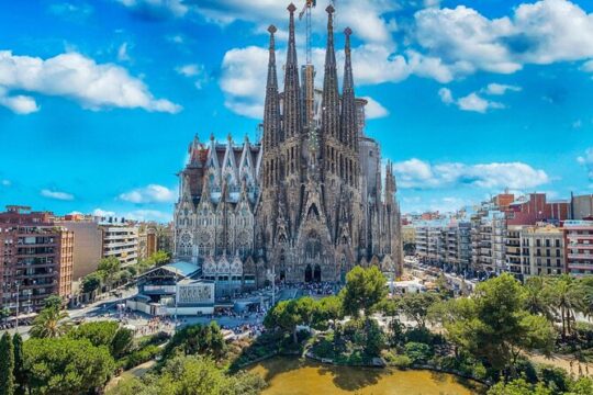 Private Guided Tour of Park Guell and the Sagrada Familia with Tapas