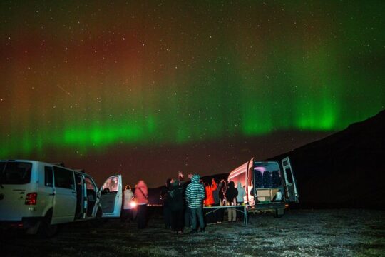 Small Group Northern Lights Tour with Snacks from Reykjavik