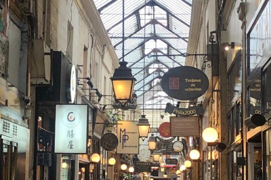 Private Track Game in the Covered Passages of Paris
