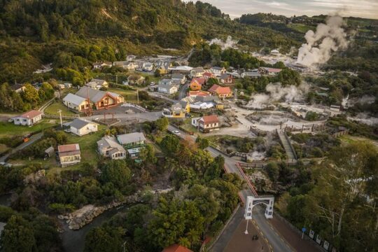 Hobbiton and Rotorua Māori Village Day Tour from Auckland