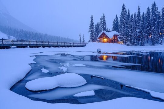 Lake Louise Emerald Lake and Peyto Lake Winter Tour in Banff