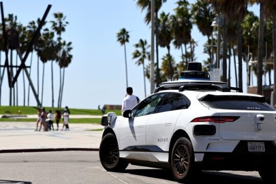 Los Angeles: Autonomous Car Tours with Guide and Photographer