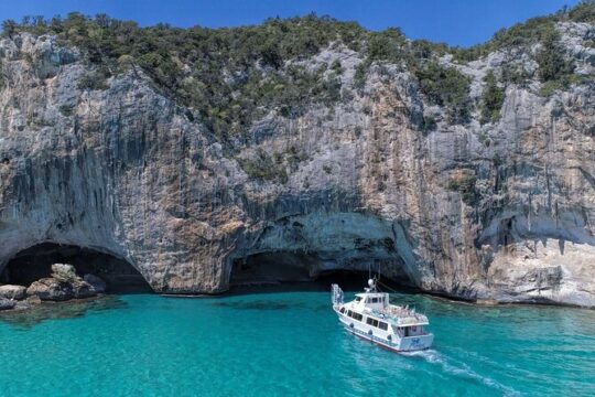 Motorboat to the Bue Marino Caves and Cala Luna