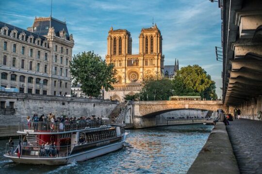 Semi Private Notre Dame Photo Walk Experience