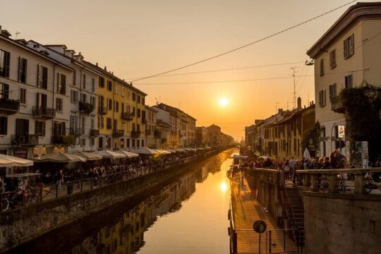 Milan Walking Tour in the Canal District with Milanese Aperitif
