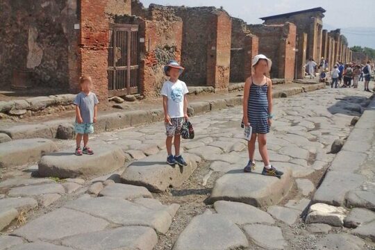 2,5-Hour Kid-Friendly Pompeii Walking Tour for Families and Schools
