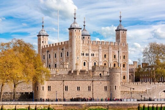 Guided Tower of London Tour with Nearby Rickshaw Ride