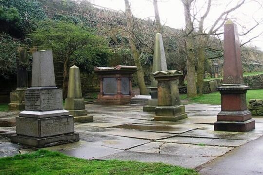 Small-Group St. James Cemetery Tour in Liverpool