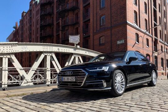 Private sightseeing tour in Hamburg with premium limousines