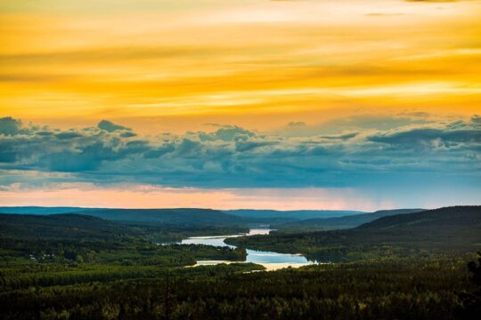 Midnight sun photography tour