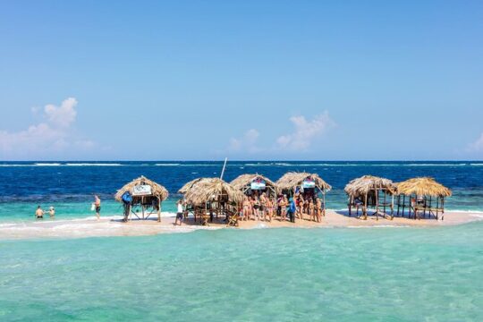 Experience Cayo Arena with Snorkeling and Lunch Buffet
