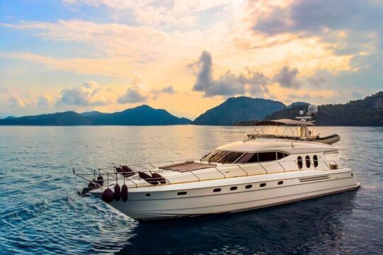 24-Hour in Luxury Yacht in Istanbul with Room