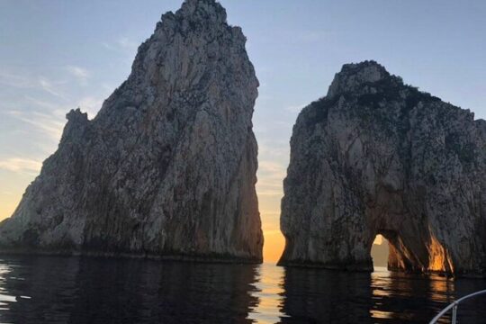 Capri Private Boat Tour at Sunset with Happy Hour from Capri (2 hours)