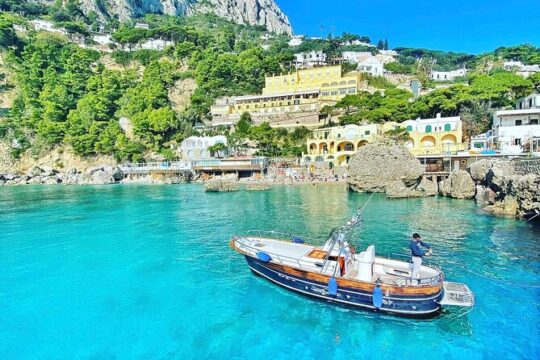 2-Hour Private Boat Tour to the Natural Beauties of Capri