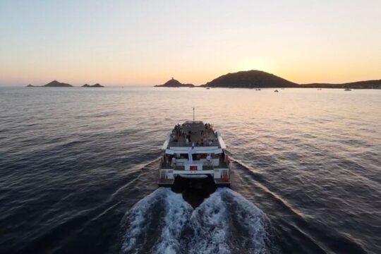 Catamaran Tour of the Bloody Islands at Sunset