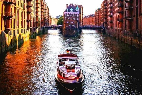 2 HOURS ENGLISH PRIVATE BOAT TOUR through the port of Hamburg