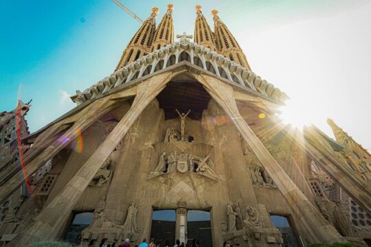 La Sagrada Familia Guided Tour in Barcelona with Tickets