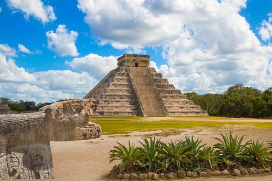 Chichén Itzá archaeological site, cenote and Izamal