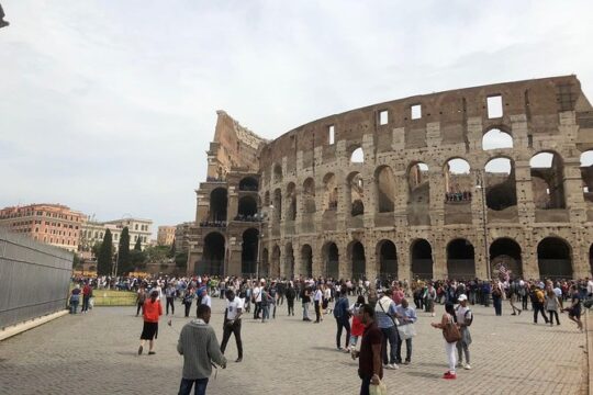 SkipTheLine FastAccess Colosseum and Roman Forum with Expert Tour Guide