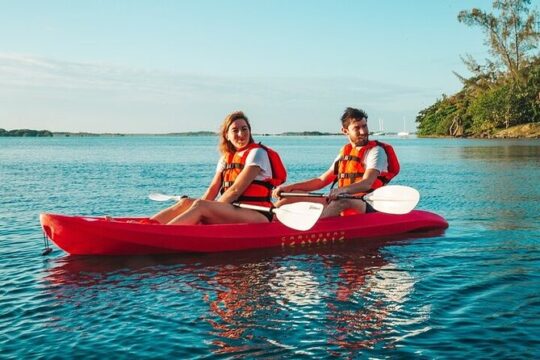 Sunset Kayak Tour in Bacalar with Guacamole and Drinks