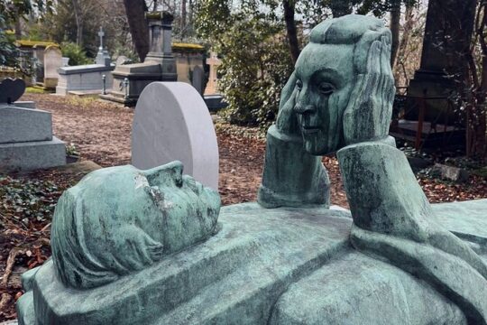 Who Killed Victor ? Inquiry at the Père Lachaise Cemetery