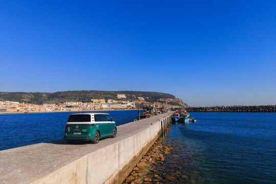 Stylish Electric ID Buzz Trip from Lisbon to Sesimbra with Lunch