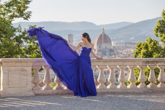 Private Photo Shooting walking Tour with a local around Florence