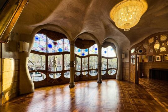 Iconic Elegance at Casa Batlló Photoshoot