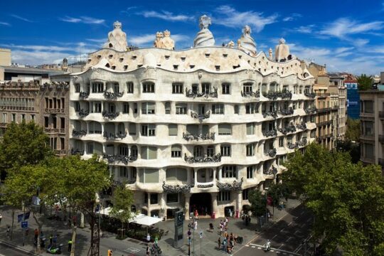 La Pedrera Premium: Exclusive Tour with Cava & Stunning View