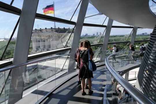 private groups tour Reichstag with dome