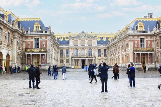 Paris-Versailles Roundtrip in a Van with tickets and photoshoot