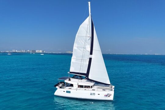 Private Catamaran Tour Super to Isla Mujeres