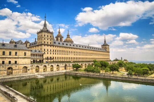 Private tour Escorial monastery & Segovia with hotel pick up