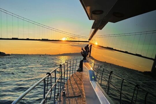 Bosphorus Sunset Yacht Tour With Wine and Music
