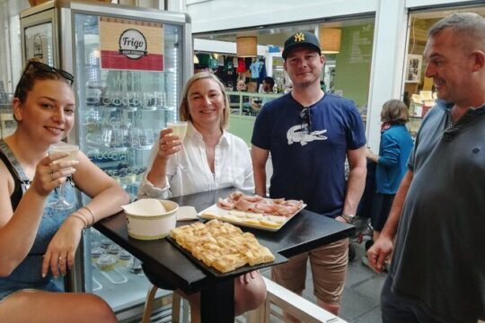 Testaccio Quarter Market and Pyramid Food and Sightseeing Tour