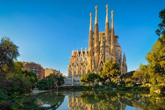 Sagrada Familia Gaudí Houses and Gothic Quarter Walking Tour