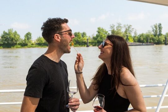 Bordeaux Farmers Market Tour and Gourmet River Cruise