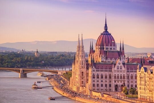 One Day Private Tour in Vienna and Explore Budapest