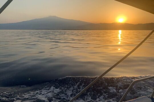 dolphin hunting tour with sunset aperitif