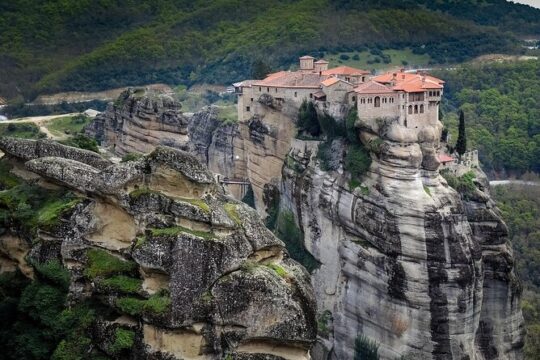 Private 9-Hour Meteora Tour with Luxury Vehicle