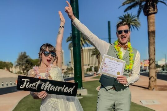 Get Married at the Fabulous Las Vegas Sign
