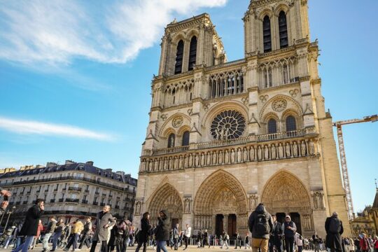 Notre Dame Cathedral: Interior & Exterior Small Group Tour
