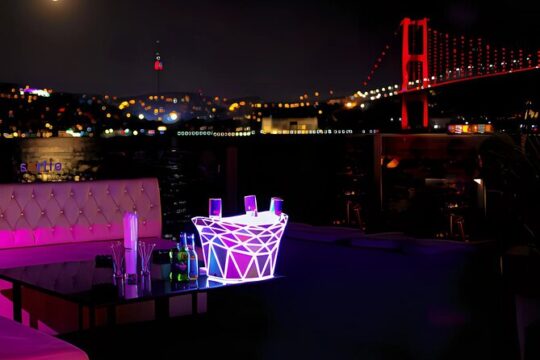 Istanbul Nightclub Shared Tour with Guide and Transport