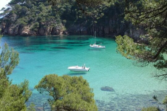 Enjoy a day of Sea, Sun and Wine by boat on the Costa Brava