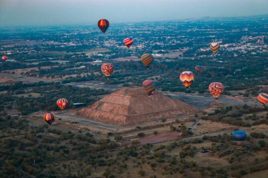 Balloon flight in Teotihuacan with breakfast and shuttle option